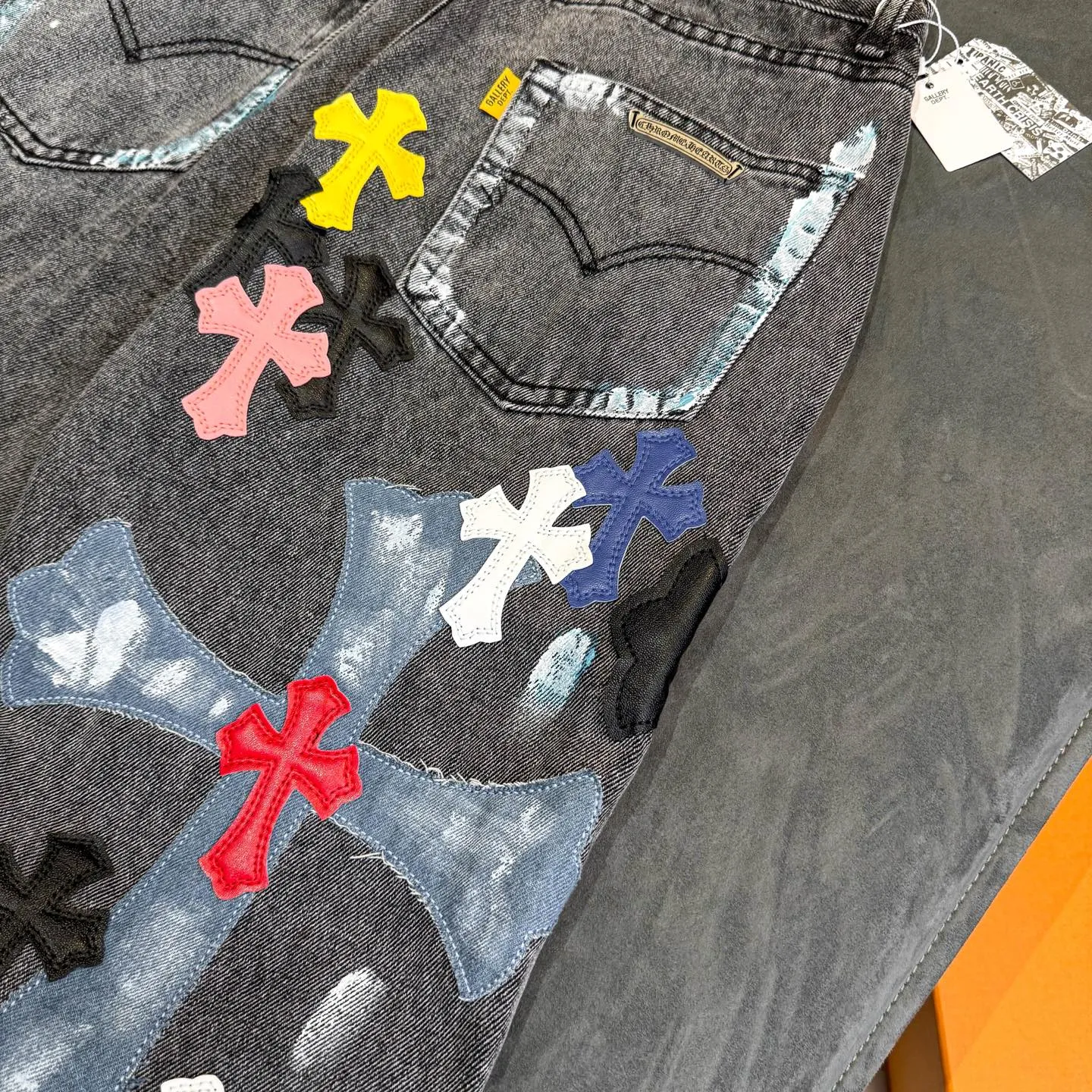 P340 top version GALLERY DEPT & Chrome hearts washed jeans with co-branded blue, yellow, black, white and multi-color stitching. Really restores the ultimate vintage texture. Three-dimensional version. Loose and comfortable, not picky about body shape. Makes taller and slimmer. Factory Seiko. Original factory quality control. Same style for men and women. Can be matched with couples. Versatile recommendation. Must-have jeans for all seasons. Fashionistas have been disappointed. From the quality selection of fabrics, the tailoring of details, and the matching of patterns, they are all impeccable! The upper body is so handsome when worn...it can be easily worn by men, women and children! The craftsmanship is made of heavy-duty washed pure cotton denim fabric. After washing, it is soft and thick and looks very stylish when worn. Color: black Size: 28 30 32 34 36